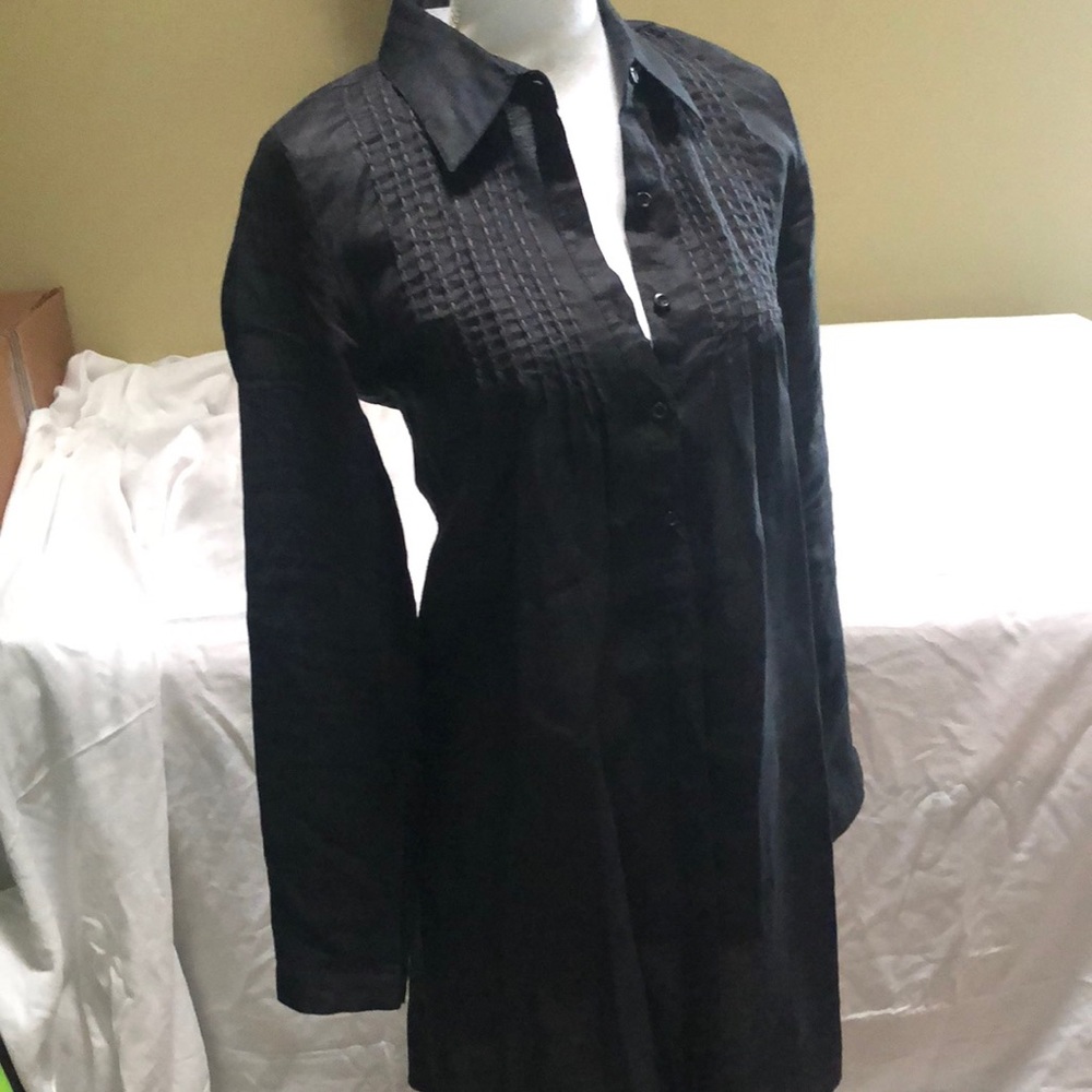 Long linen shirt by Milla in black.